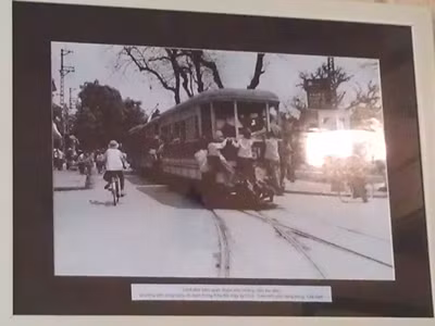 Hình ảnh quen thuộc Hà Nội một thời, được dùng để trang trí cho một nhà hàng hồi nhớ thời bao cấp