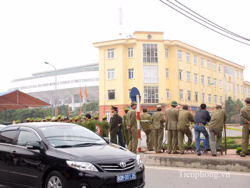 5 tên khủng bố kích động quần chúng nhân dân, nổ súng chiếm trụ sở UBND
