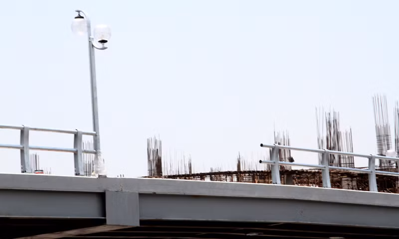 Cầu vượt thép ngã tư Tây Sơn - Chùa Bộc cũng đang khẩn trương hoàn thiện một số hạng mục cuối cùng như: lan can, lắp đèn tín hiệu, chân cầu...