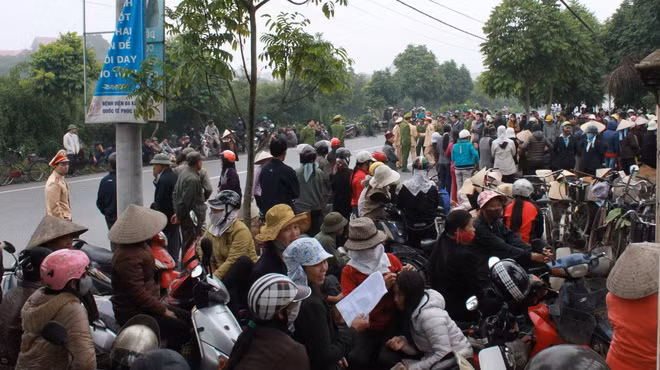 Hàng trăm người dân Văn Giang có mặt bên ngoài phiên tòa