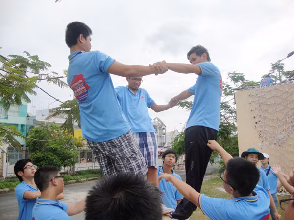 Học sinh rèn luyện lòng dũng cảm và sự tự tin