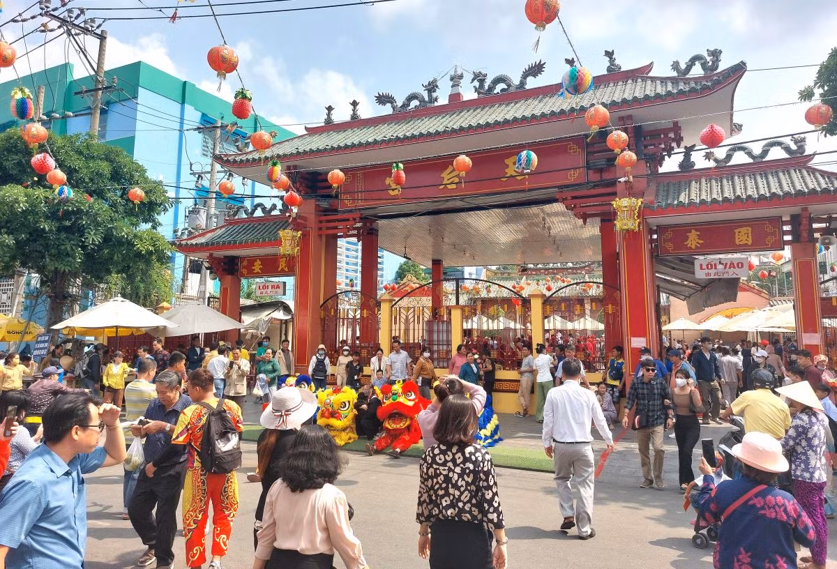 Du khách đến miếu Bà Thiên Hậu tại Bình Dương Du khách đến miếu Bà Thiên Hậu tại Bình Dương