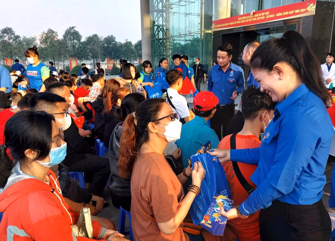Bí thư Tỉnh Đoàn Bình Dương Trần Thị Diễm Trinh tặng quà cho thanh niên công nhân trước khi về quê đón Tết.