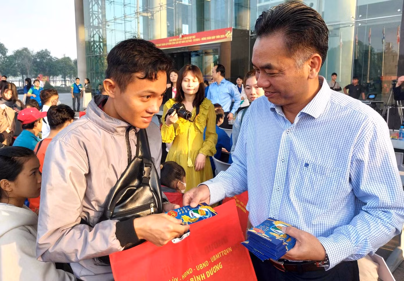 Anh Tuấn (quê Quảng Nam) cho biết, anh đến Bình Dương làm công nhân trong nhà máy gần 8 năm và hầu như năm nào cũng được tặng vé tàu, xe về quê. “Ở Bình Dương ai có hoàn cảnh khó khăn, muốn về quê đều được tạo điều kiện. Công nhân các tỉnh miền Bắc đi tàu về, còn ở miền Trung về bằng xe, tất cả đều được tặng vé miễn phí hai chiều. Hai vợ chồng làm công ty khác nhau nhưng cũng được tạo điều kiện về chung xe nên rất tiện” – anh Tuấn cho biết.