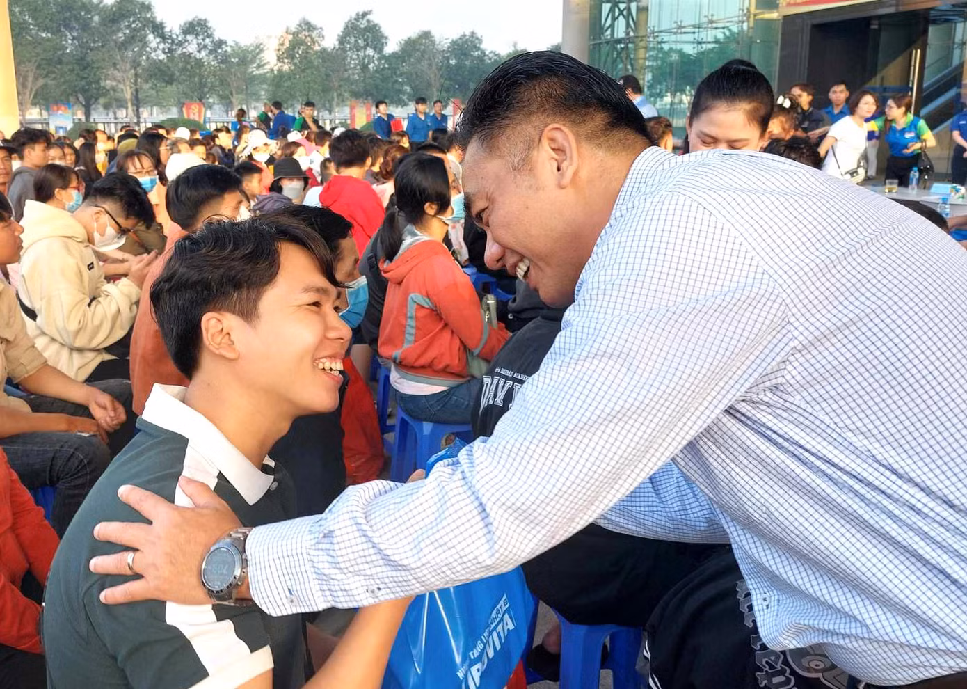 Phó Chủ tịch UBND tỉnh Bình Dương Nguyễn Lộc Hà tặng quà, chúc Tết thanh niên công nhân trước khi về quê.