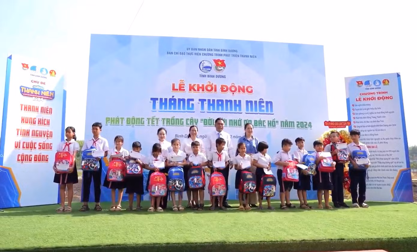 Lãnh đạo tỉnh Bình Dương tặng học bổng cho các em học sinh có hoàn cảnh khó khăn.