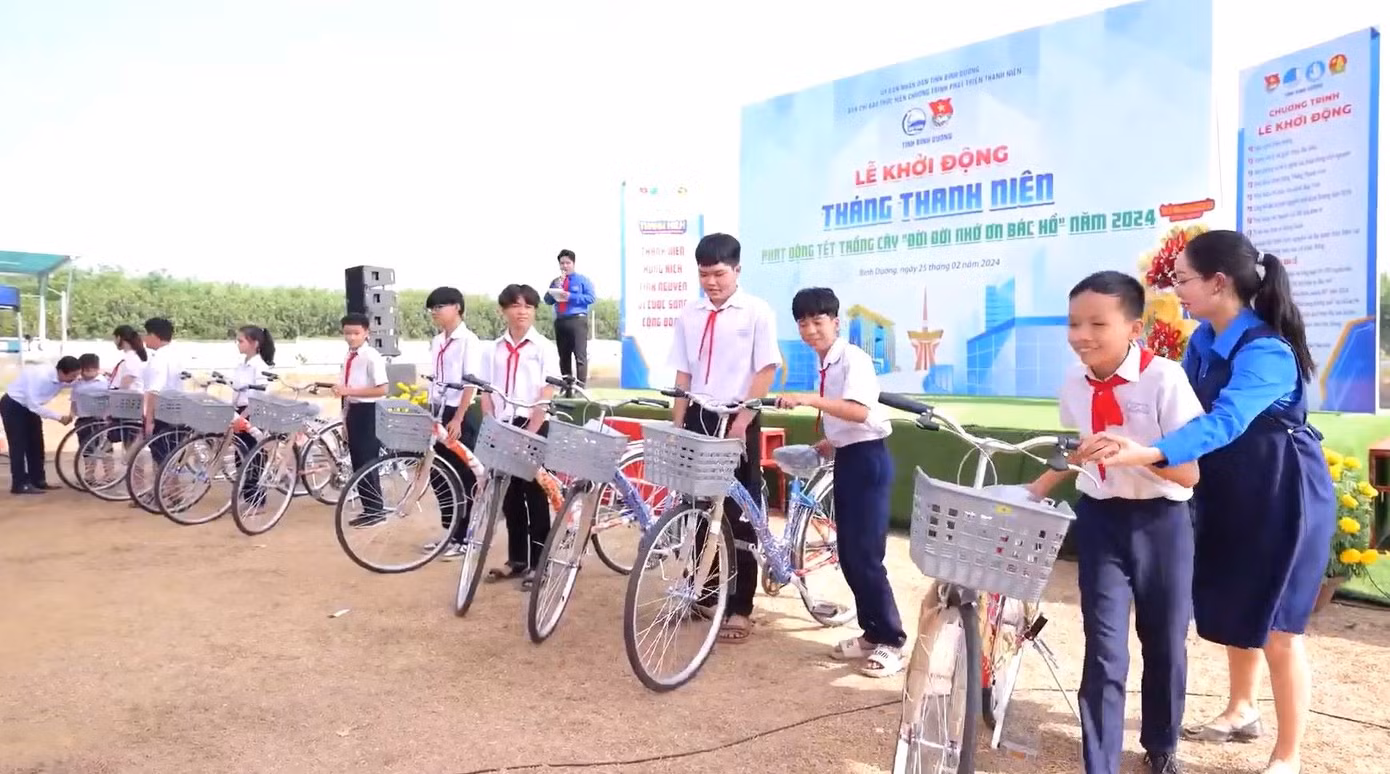 Tặng xe đạp cho học sinh có hoàn cảnh khó khăn.