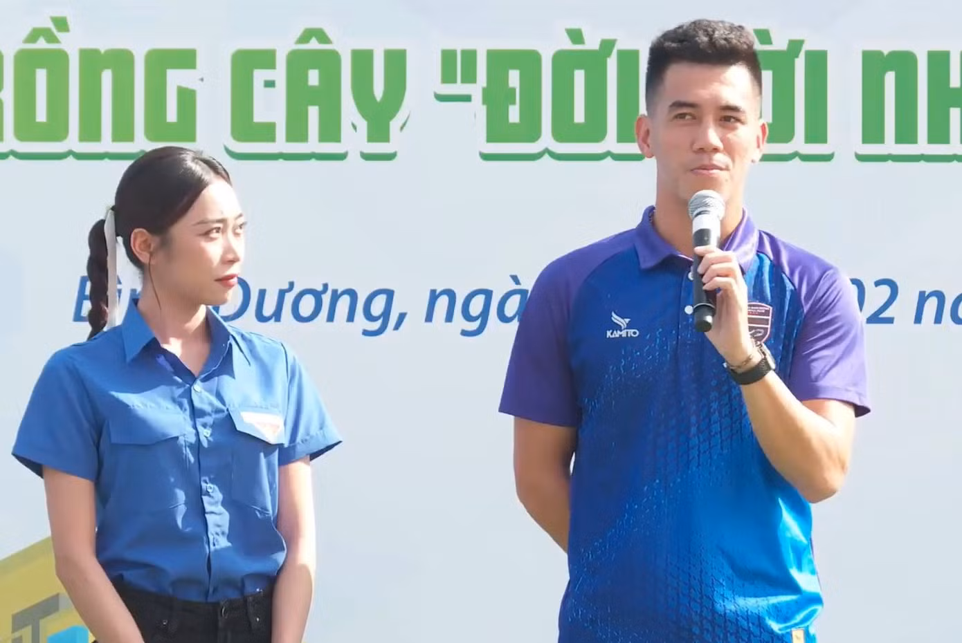 Cầu thủ Nguyễn Tiến Linh (bìa phải) và diễn viên Nguyên Thảo làm đại sứ tình nguyện năm 2024 tại Bình Dương.