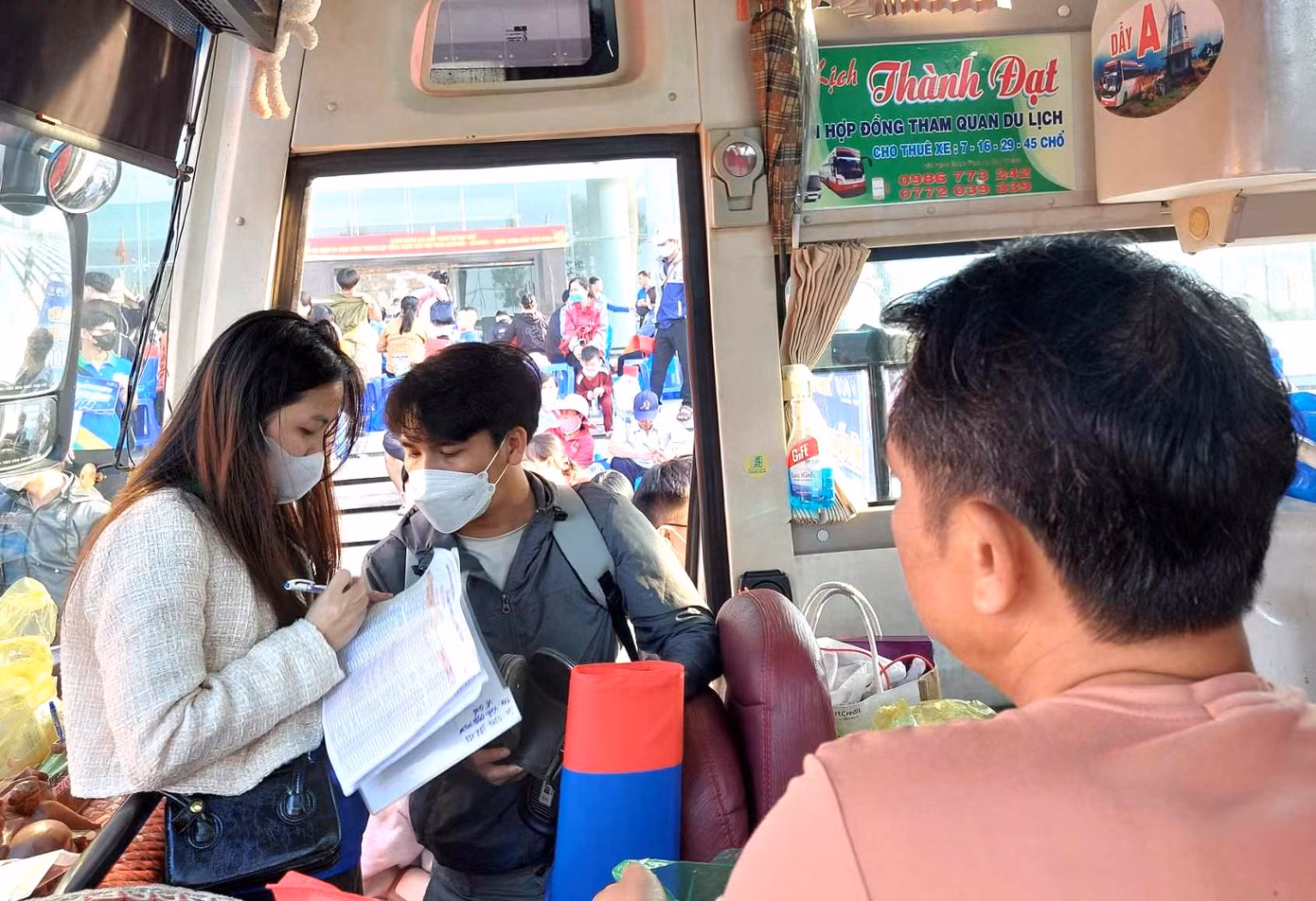 Thanh niên công nhân lên xe về quê ăn Tết.