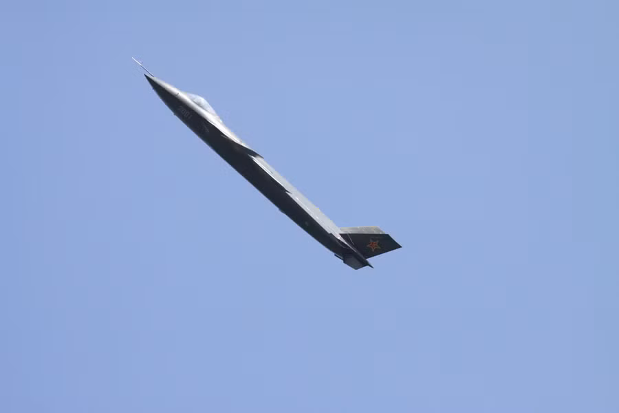 J-20 bắt đầu vút bay lên không trung. Ảnh: Xinhua
