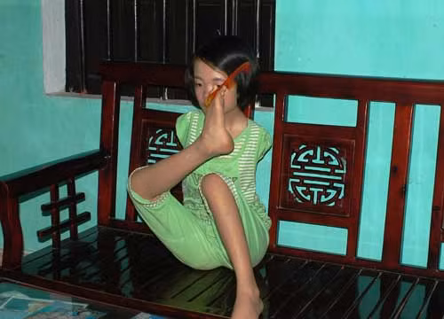 Đôi chân của Thắm còn có thể chải tóc..