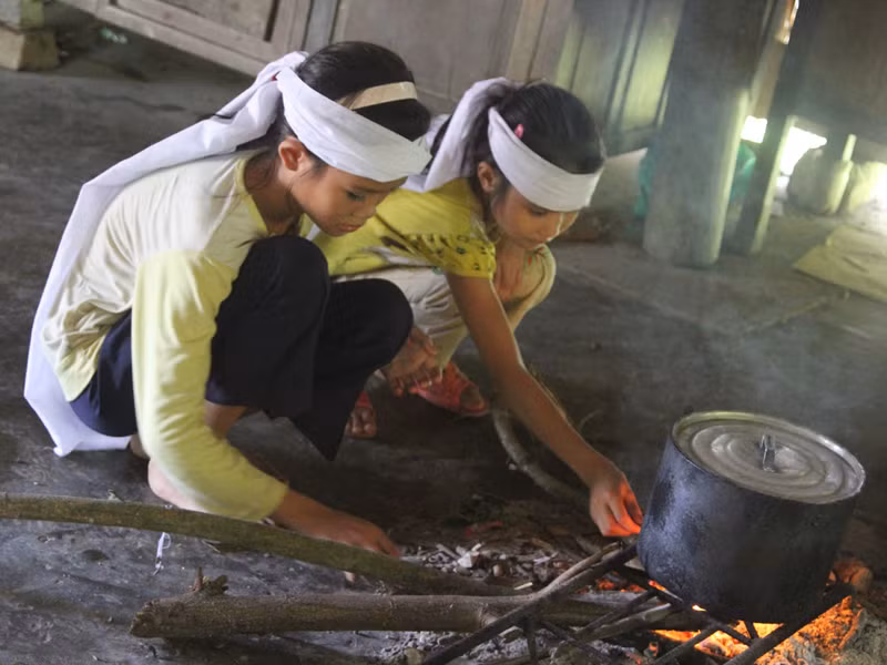 Bố mẹ mất, các anh đi làm thuê, hai đứa trẻ thơ dại đã phải lo việc nội trợ 