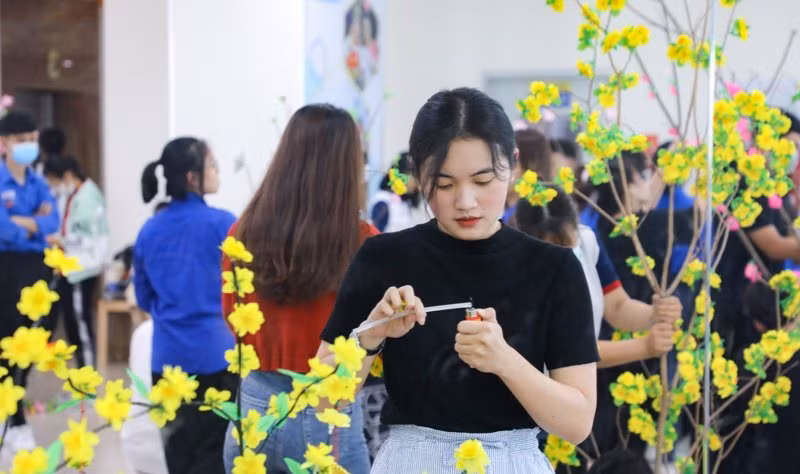 Sinh viên trổ tài trang trí mai, đào ngày Tết ảnh 4