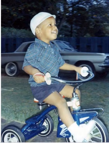  Ông Barack Obama sinh vào ngày 4 tháng 8 năm 1961 tại Honolulu, Hawaii. Trong ảnh, cậu bé Barack Obama đang đạp xe 3 bánh khi mới hơn 1 tuổi 