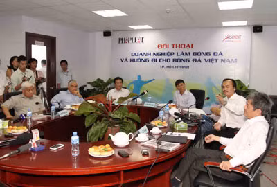 Tổ chức hội nghị các Chủ tịch CLB chỉ để bầu Trưởng giải, Trưởng ban Trọng tài, liệu có… phí quá không? Ảnh: Dũng Phương. Tổ chức hội nghị các Chủ tịch CLB chỉ để bầu Trưởng giải, Trưởng ban Trọng tài, liệu có… phí quá không? Ảnh: Dũng Phương