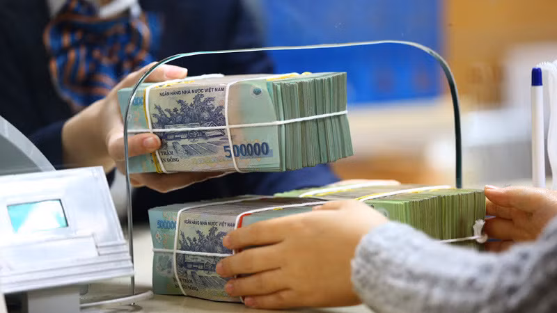 Lãi suất huy động giảm, người dân vẫn gửi tiền vào ngân hàng. Lãi suất huy động giảm, người dân vẫn gửi tiền vào ngân hàng.