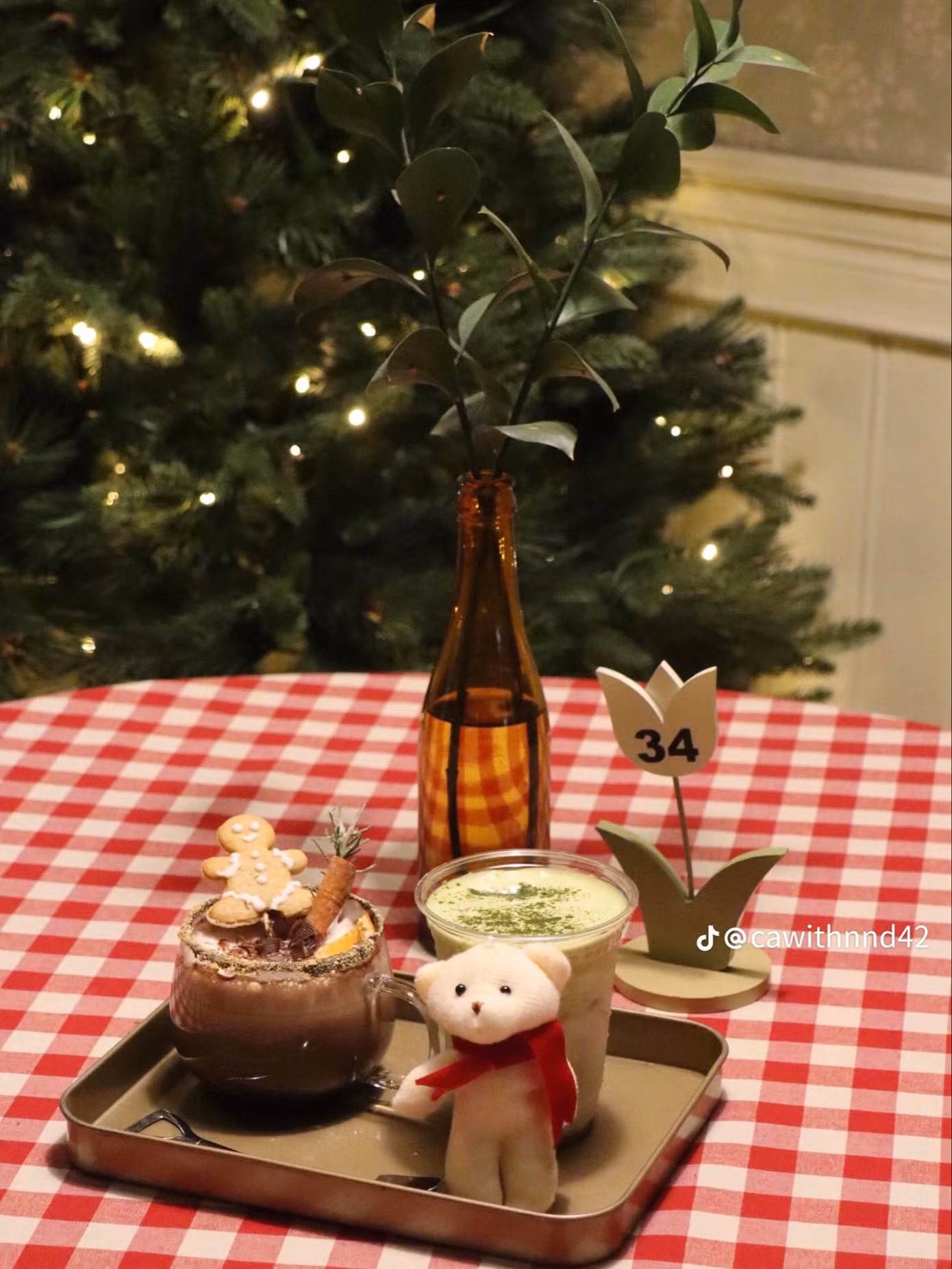 Còn gì tuyệt hơn khi nhâm nhi một cốc trà sữa dưới cây thông Noel. Ảnh: @cawithnnd42