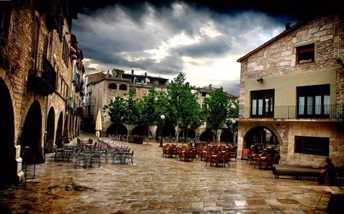 Một quán café trên đường phố Girona cũng đượm màu buồn trầm mặc.