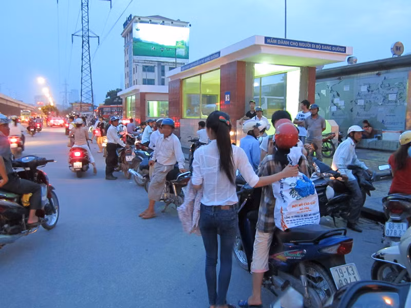 Đến tối, trước cổng bến xe vẫn rất đông người 