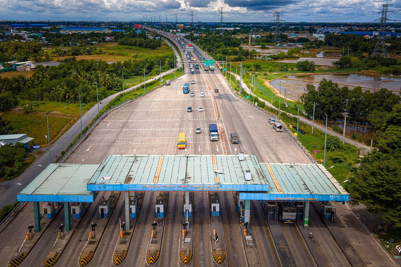 Phương tiện đông đúc trên cao tốc TPHCM - Trung Lương (hướng các tỉnh thành miền Tây đi TPHCM).