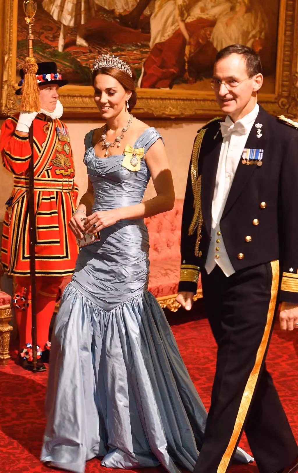 Kate Middleton cũng chọn Lover's Knot cho bữa tiệc chiêu đãi cấp nhà nước năm 2018 chào đón Vua Willem-Alexander và Hoàng hậu Maxima của Hà Lan. Ảnh: Getty Images.