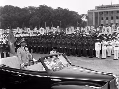 Đại tướng duyệt Quân đội nhân dân Việt Nam năm 1975 tại Quảng trường Ba Đình. ẢNH: TƯ LIỆU