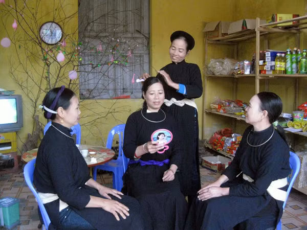 Phụ nữ Tày trang điểm chuẩn bị đi hội