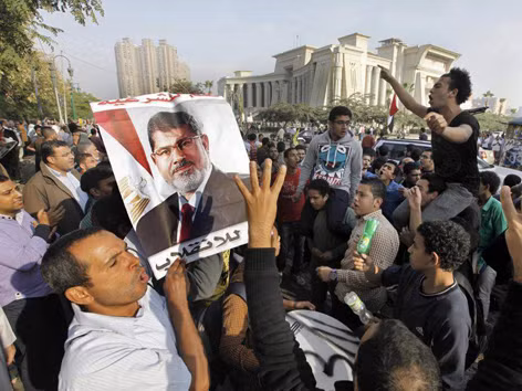 Từ khi ông Morsi bị lật đổ, chính phủ tạm quyền do quân đội hậu thuẫn đã phát động một chiến dịch nhằm vào phong trào Anh em Hồi giáo. Khoảng hơn 1.000 thành viên bị giết, hơn 2.000 phần tử Hồi giáo cực đoan bị bắt giữ, trong đó có giới lãnh đạo Anh em Hồi giáo. Chính quyền đã triển khai 20.000 binh sĩ, nhiều xe quân sự và chốt gác nhằm giữ gìn an ninh ở Cairo từ đầu tháng 7. 