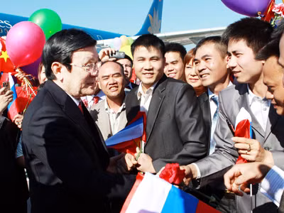 Đại diện cộng đồng người Việt ở Nga đón Chủ tịch nước Trương Tấn Sang tại sân bay. Ảnh: TTXVN