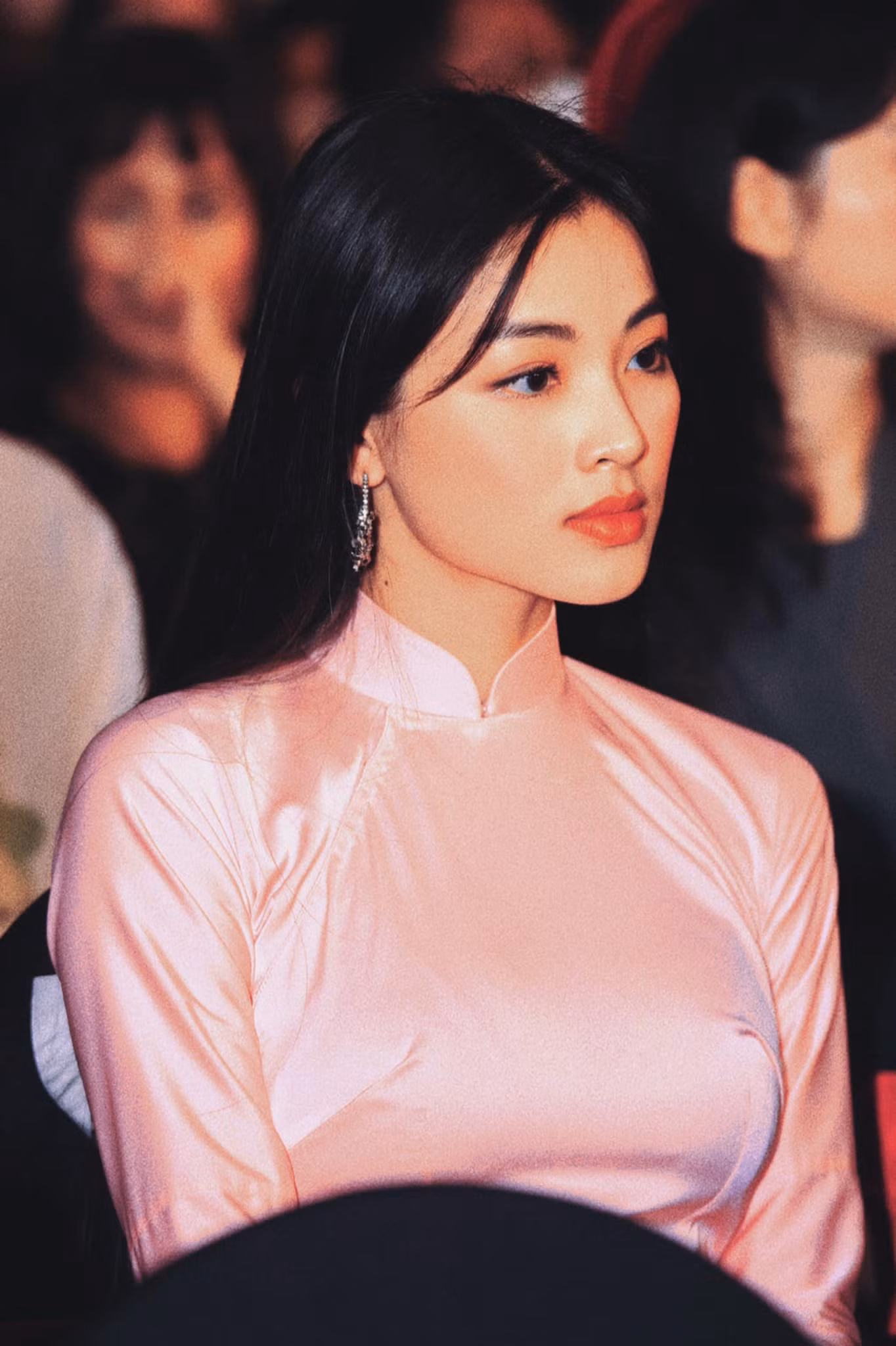Gương mặt khả ái cùng mái tóc đen dài của Lan Thy làm xiêu lòng người đối diện.