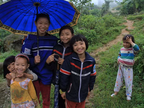 Các em nhỏ ở Bản Khoang trước ngày khai giảng muộn. Ảnh: Trường Phong 