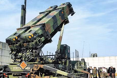 Hệ thống này còn có các khẩu đội Patriot tối tân trên mặt đất