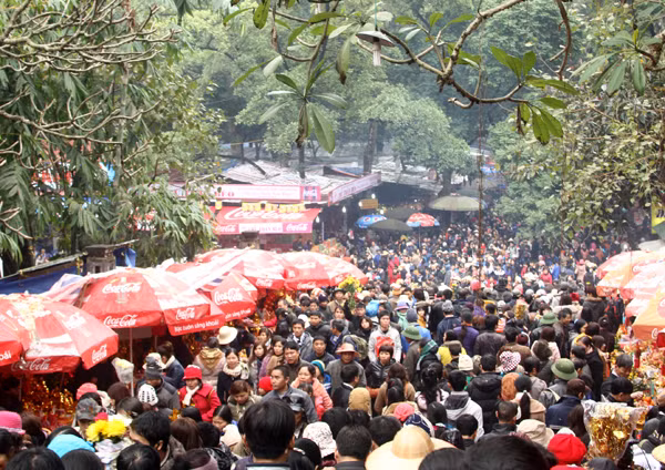 Đến sáng, dòng người hướng về chùa Thiên Trù - nơi diễn ra lễ khai hội chật kín lối đi
