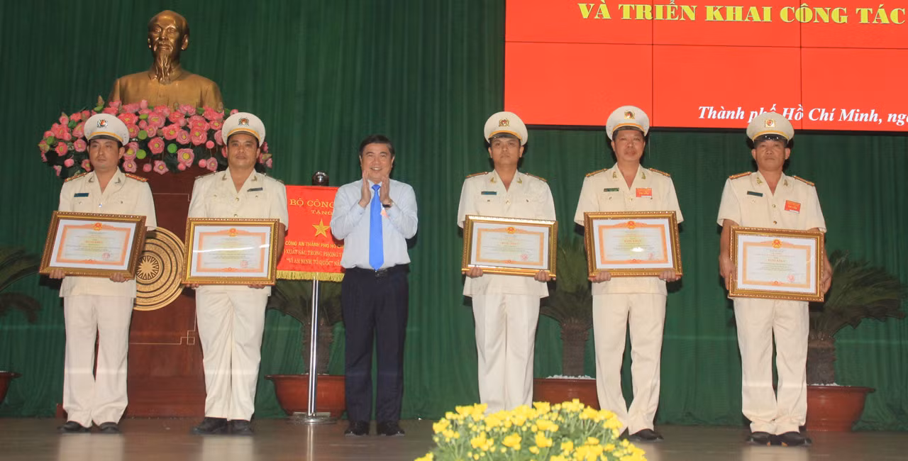 Công an TPHCM bắt giữ 9 đối tượng khủng bố ảnh 1