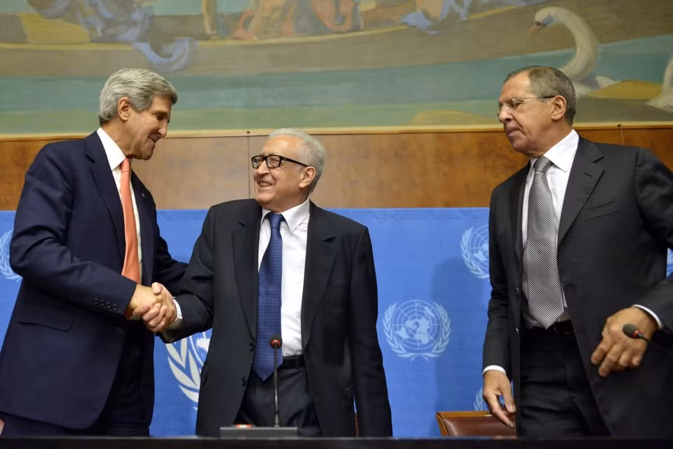 Từ phải qua: Ngoại trưởng Nga Sergei Lavrov; phái viên Liên Hợp Quốc Lakhdar Brahimi; Ngoại trưởng Mỹ John Kerry