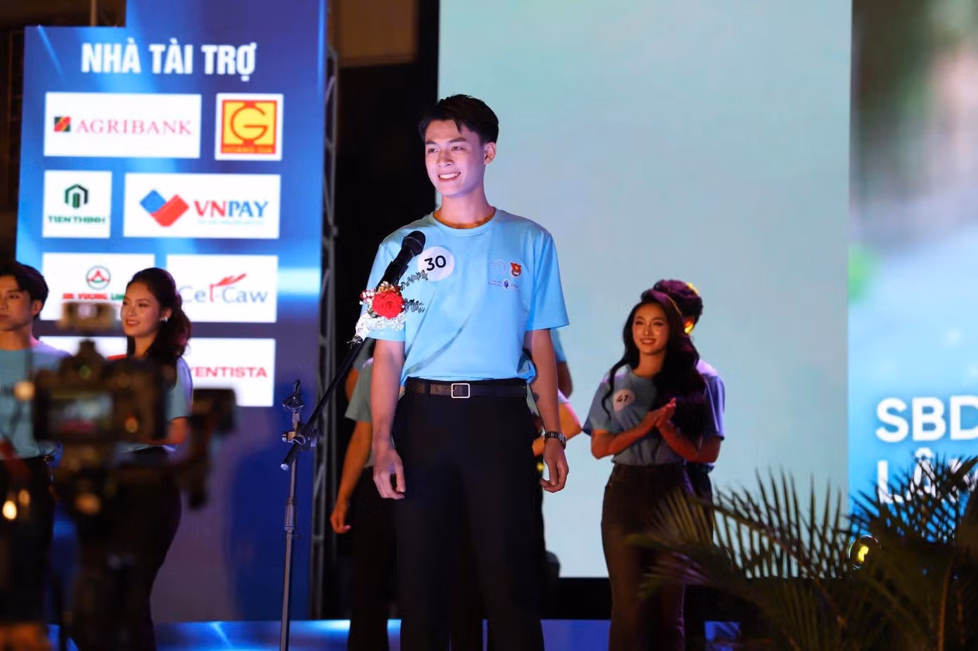 Sở hữu ngoại hình "sáng sân khấu" cùng tài năng vốn có, Quốc Dũng đã "băng băng" vượt qua các thử thách.