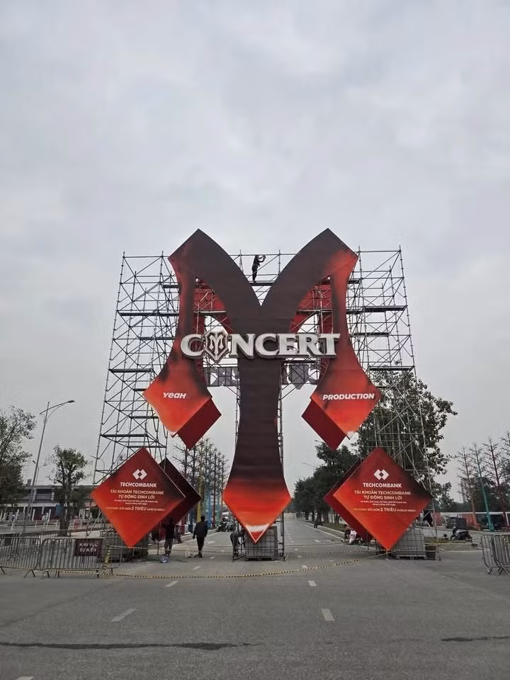 Cổng chào đã hoàn thiện chờ ngày "Gai Con" đổ bộ.