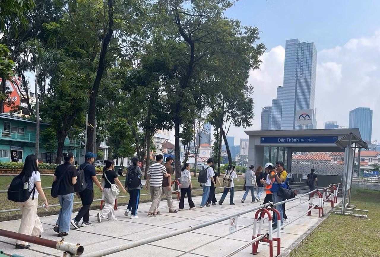 Hành khách nên mang theo hành lý gọn nhẹ khi đi tàu. Ảnh: HCMC Metro Confessions