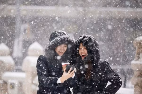 Khi có tuyết rơi, nhiều người sẽ tham gia các hoạt động như chụp ảnh kỷ niệm hoặc nặn người tuyết.
