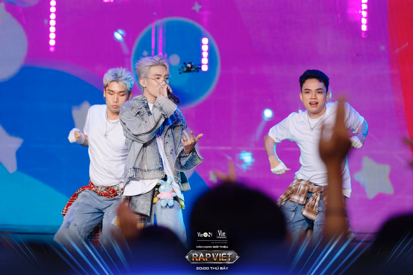 CoolKid gỡ bỏ vẻ "cool ngầu" để hóa thân thành chàng trai đang theo đuổi cô gái.