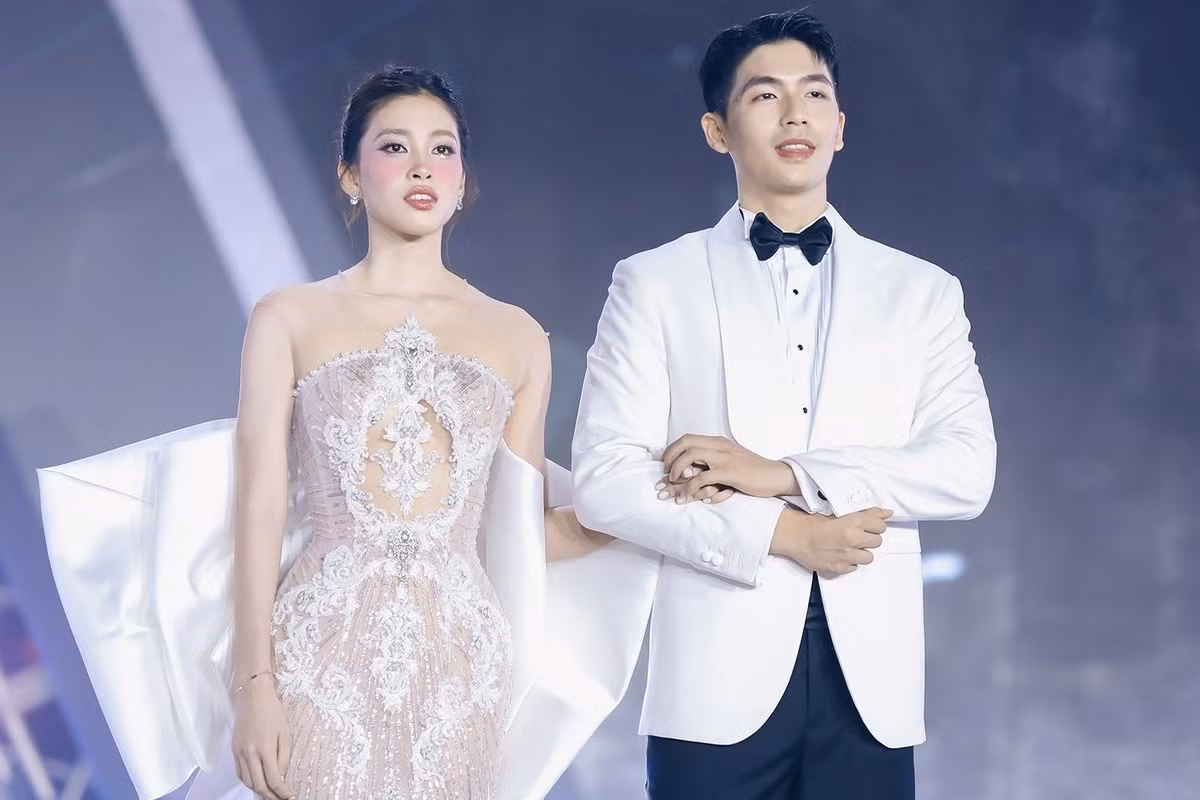 Hoa hậu Tiểu Vy và diễn viên Quốc Anh hóa thân thành cô dâu - chú rể. Ảnh: BTC Hoa hậu Tiểu Vy và diễn viên Quốc Anh hóa thân thành cô dâu - chú rể. Ảnh: BTC