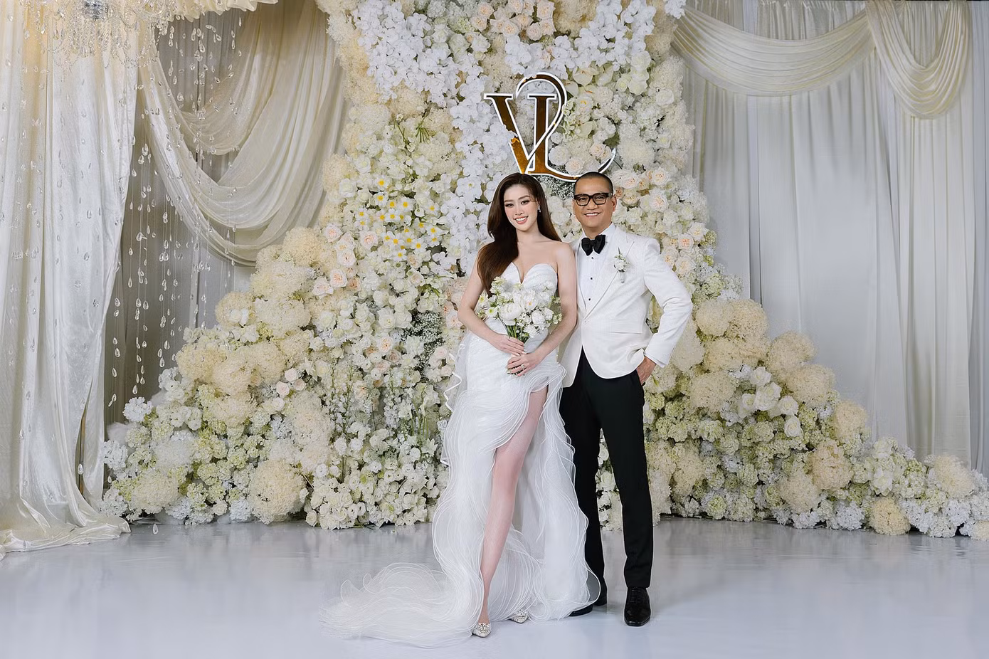 Cô dâu - chú rể cùng diện trang phục có tông màu trắng, xuất hiện rạng ngời.