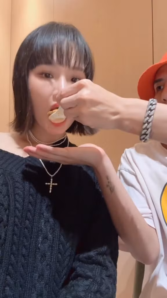 Duy Khánh cảm thấy "phiền quá" nhưng vẫn làm theo lệnh của Miu Lê.