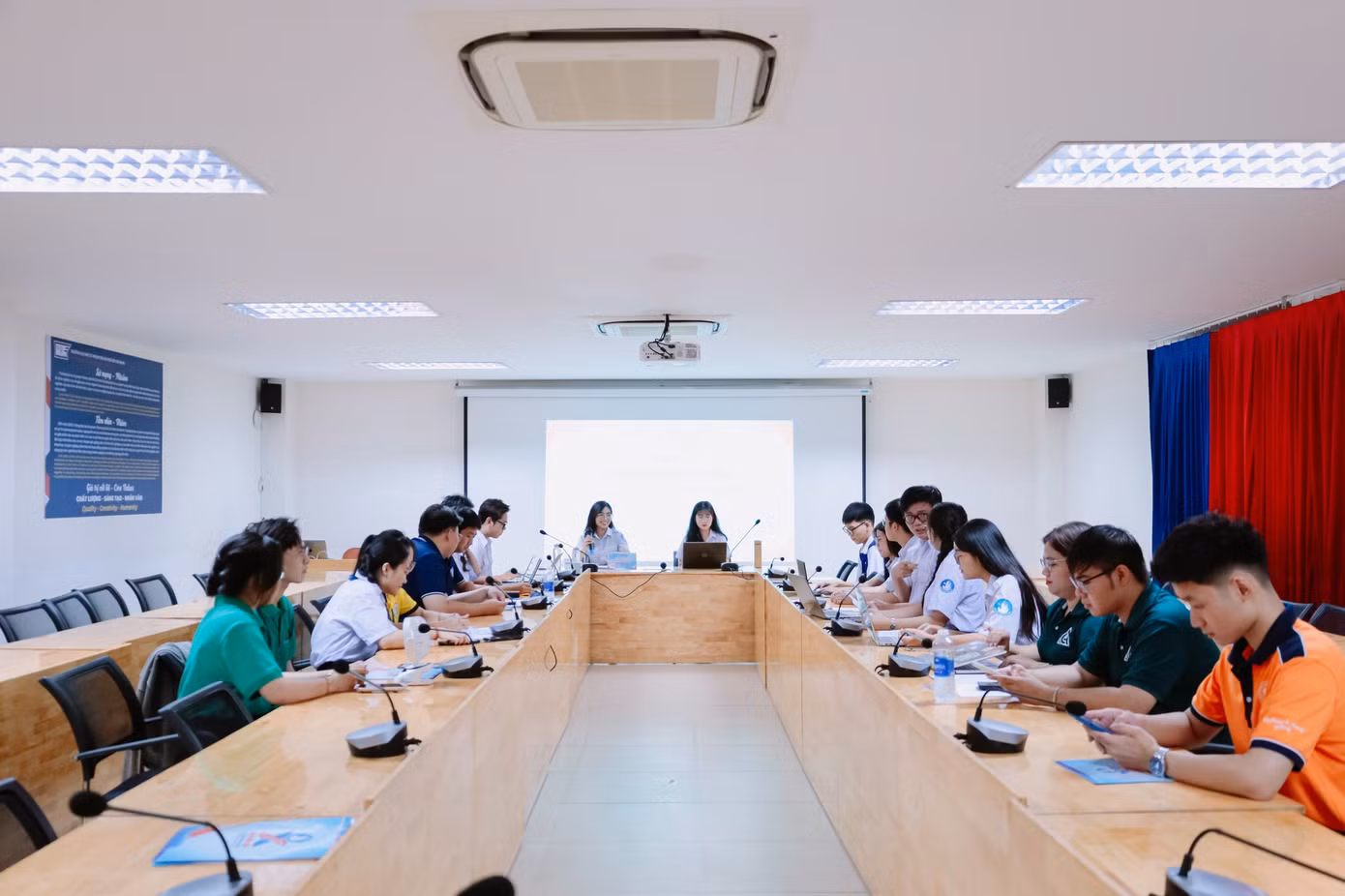 Các thí sinh chuẩn bị cho phần thi ở vòng Bán kết.