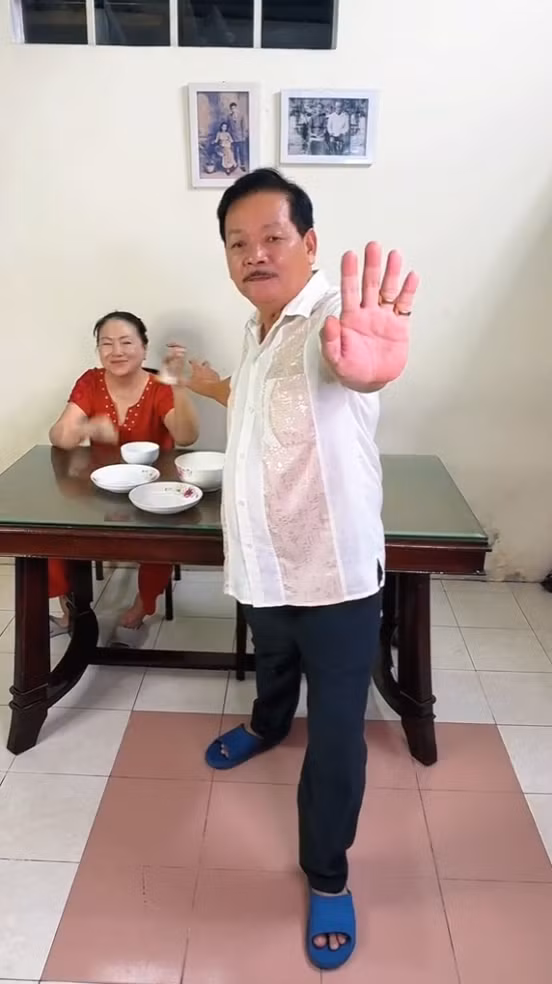 Các bậc phụ huynh cũng hào hứng bắt trend, nhưng với một phong cách rất "đầm". Các bậc phụ huynh cũng hào hứng bắt trend, nhưng với một phong cách rất "đầm".
