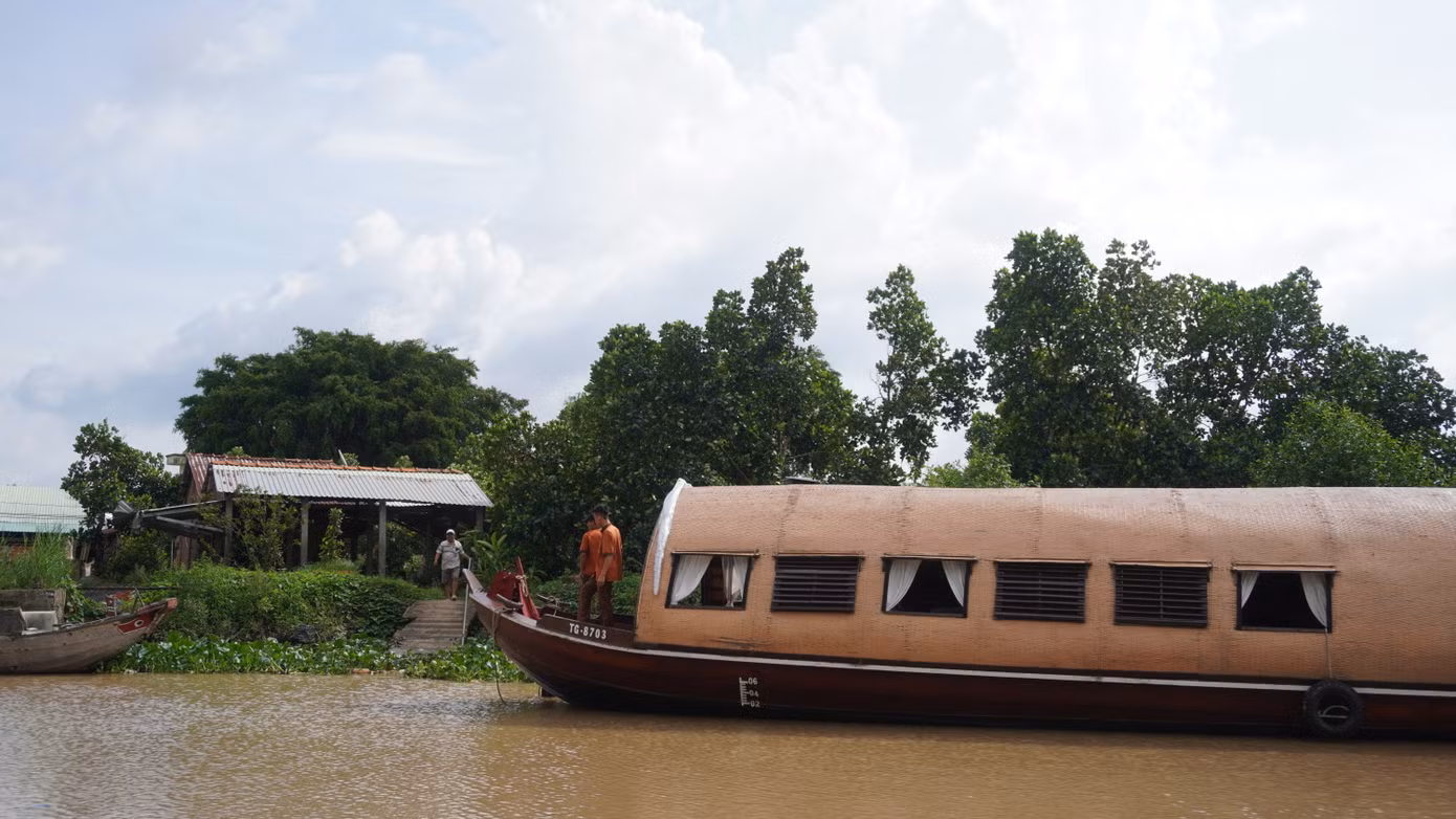 Ngắm thuyền bè di chuyển trên sông làm hoạt động nên thử khi đến Tiền Giang. Ảnh: Văn Tùng