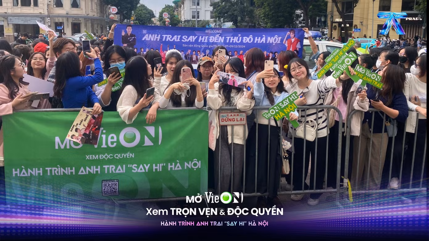 Khán giả Thủ đô có mặt từ sớm, căng banner chào đón dàn "anh trai".