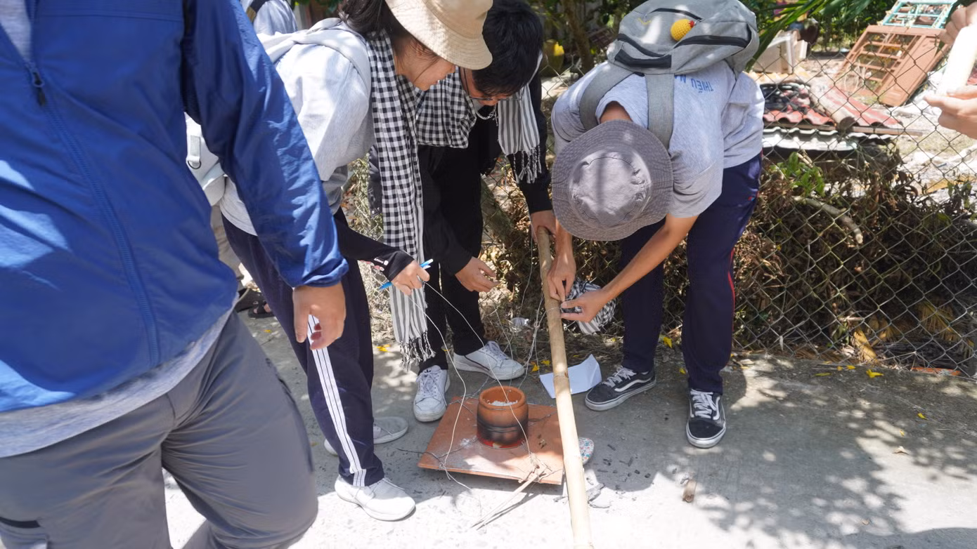 Về miền Tây, nhiều nhóm bạn tổ chức các trò chơi dân gian vô cùng thú vị như nấu cơm hành quân, v.v... Ảnh: Văn Tùng