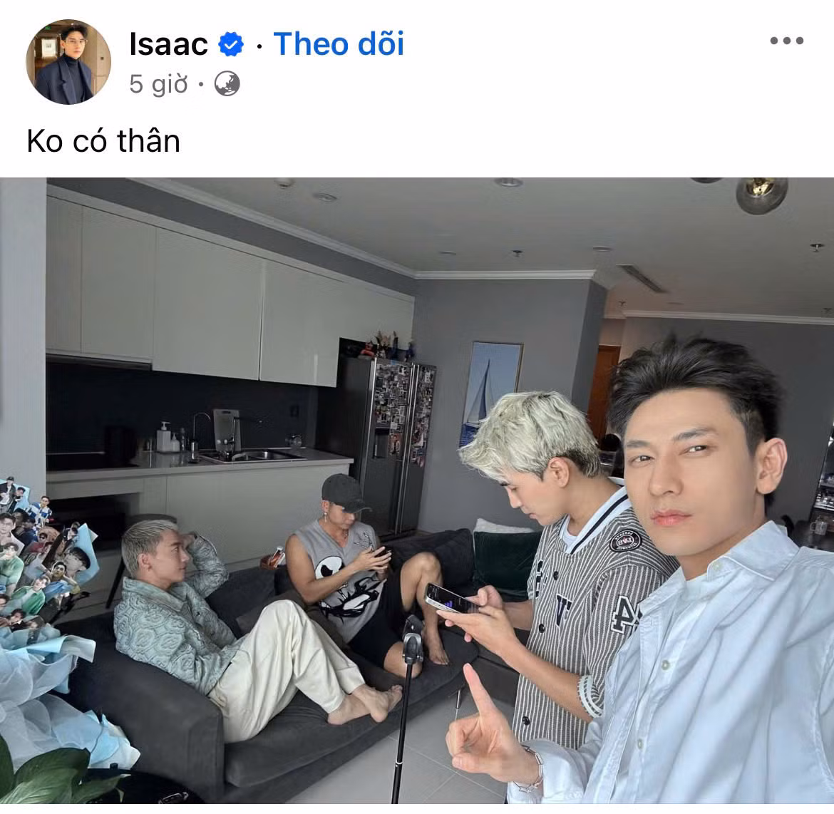 Isaac than cả nhóm "không có thân" khi gặp nhau nhưng mỗi người cầm một cái điện thoại. Isaac than cả nhóm "không có thân" khi gặp nhau nhưng mỗi người cầm một cái điện thoại.