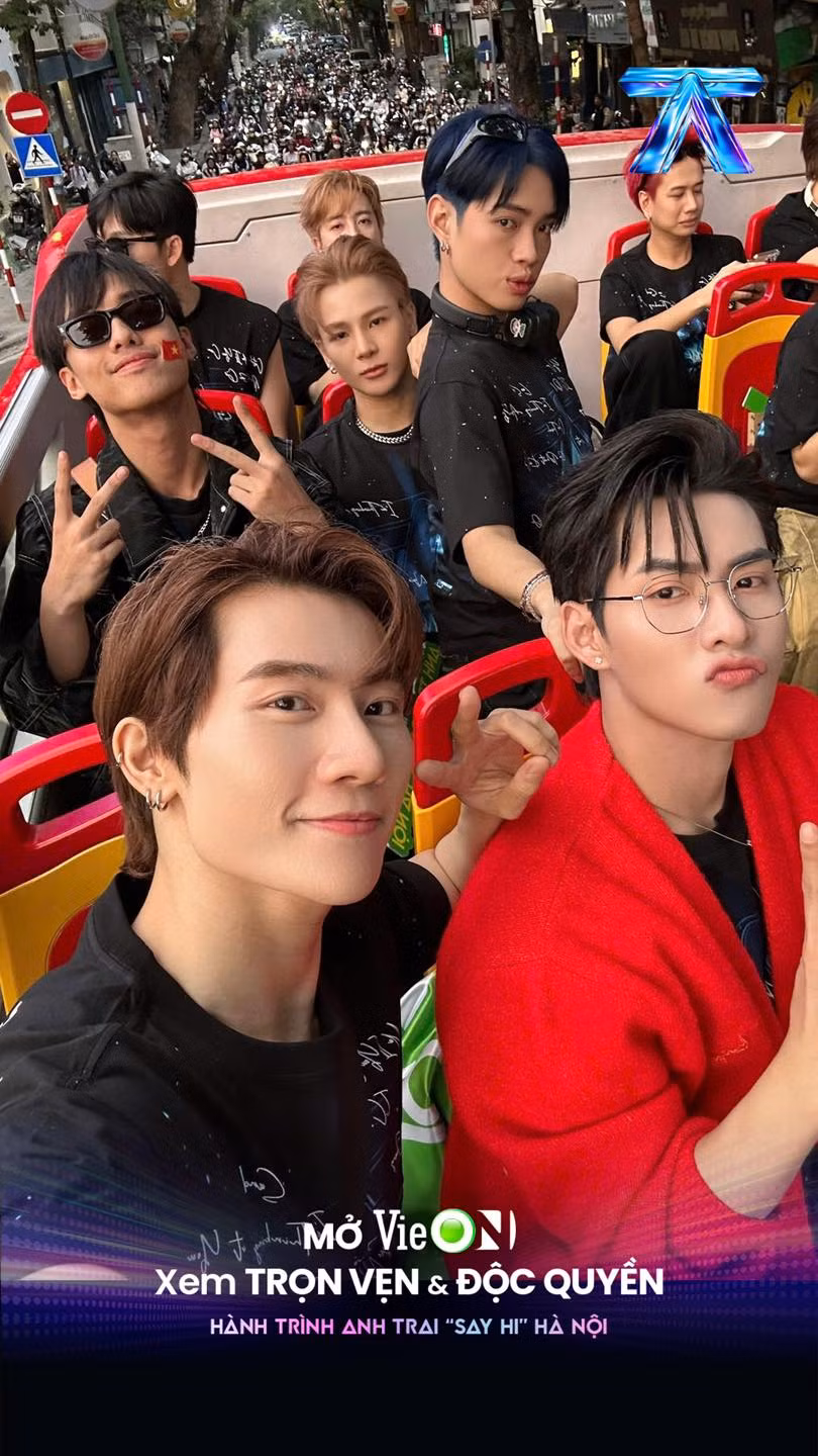 Fan theo sau bus tour, chật kín cả con đường.